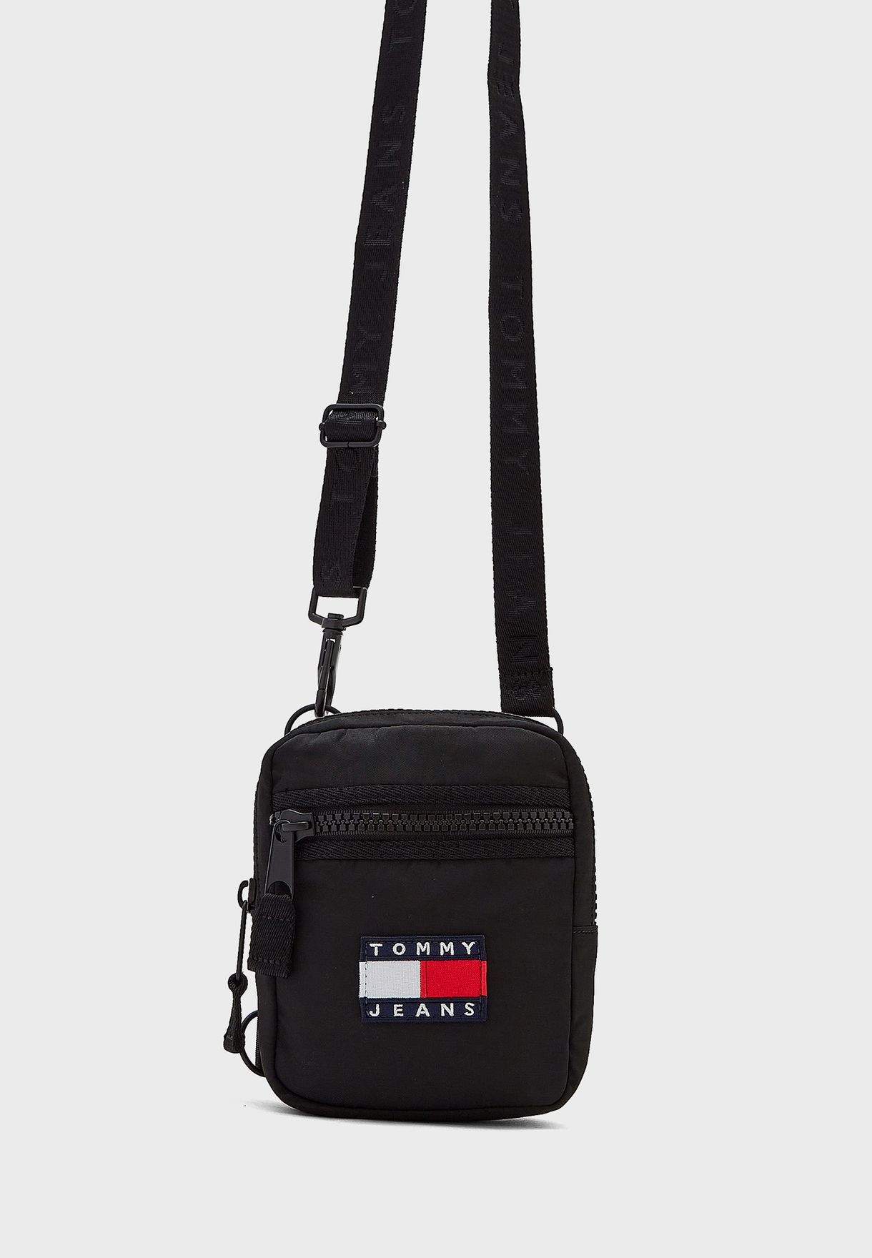 حقيبة ماسنجر مزينة بشعار الماركة