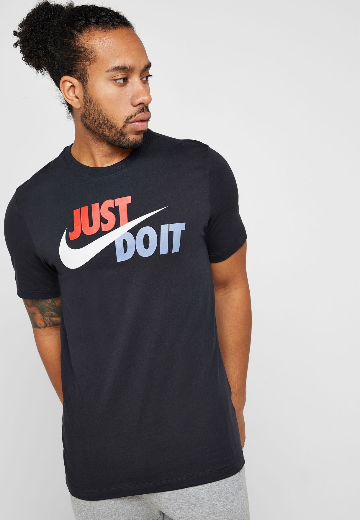 Buy Nike black NSW Just Do It Swoosh T-Shirt for Men in MENA, Worldwide