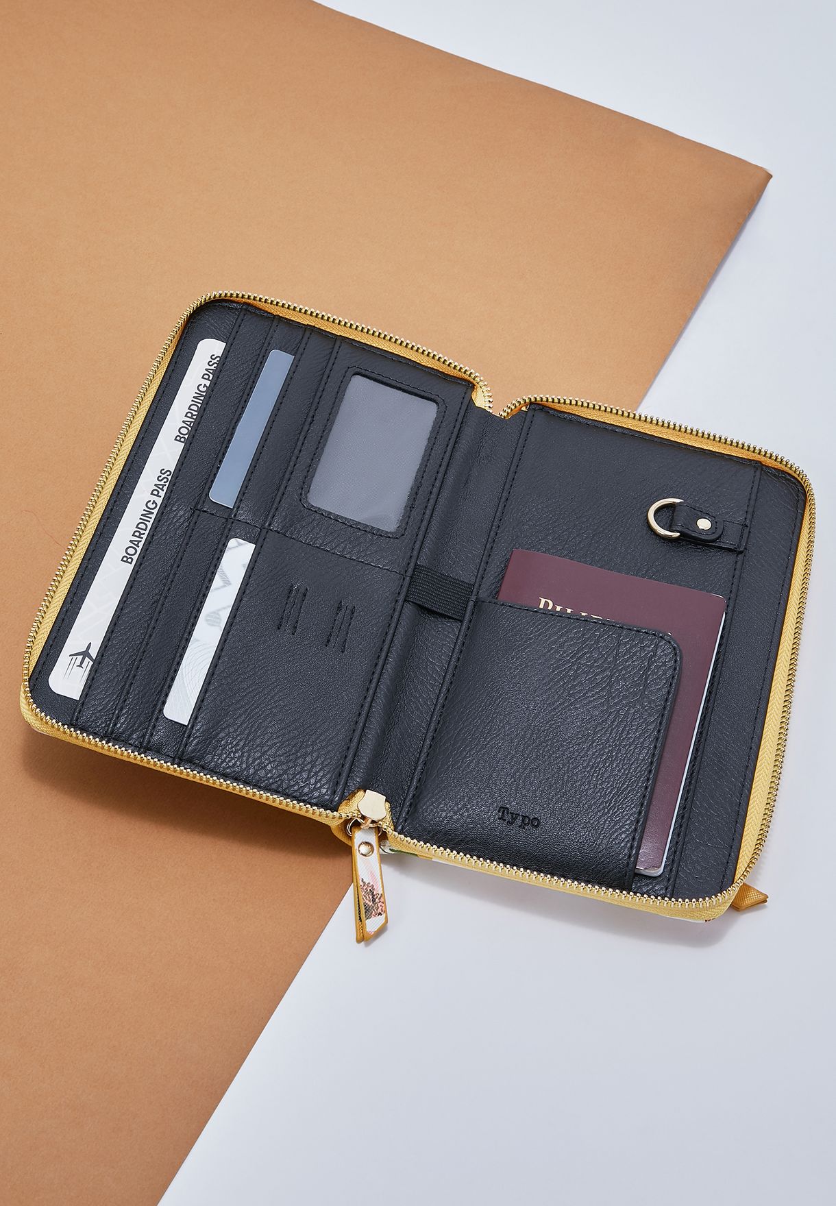 travel wallet typo