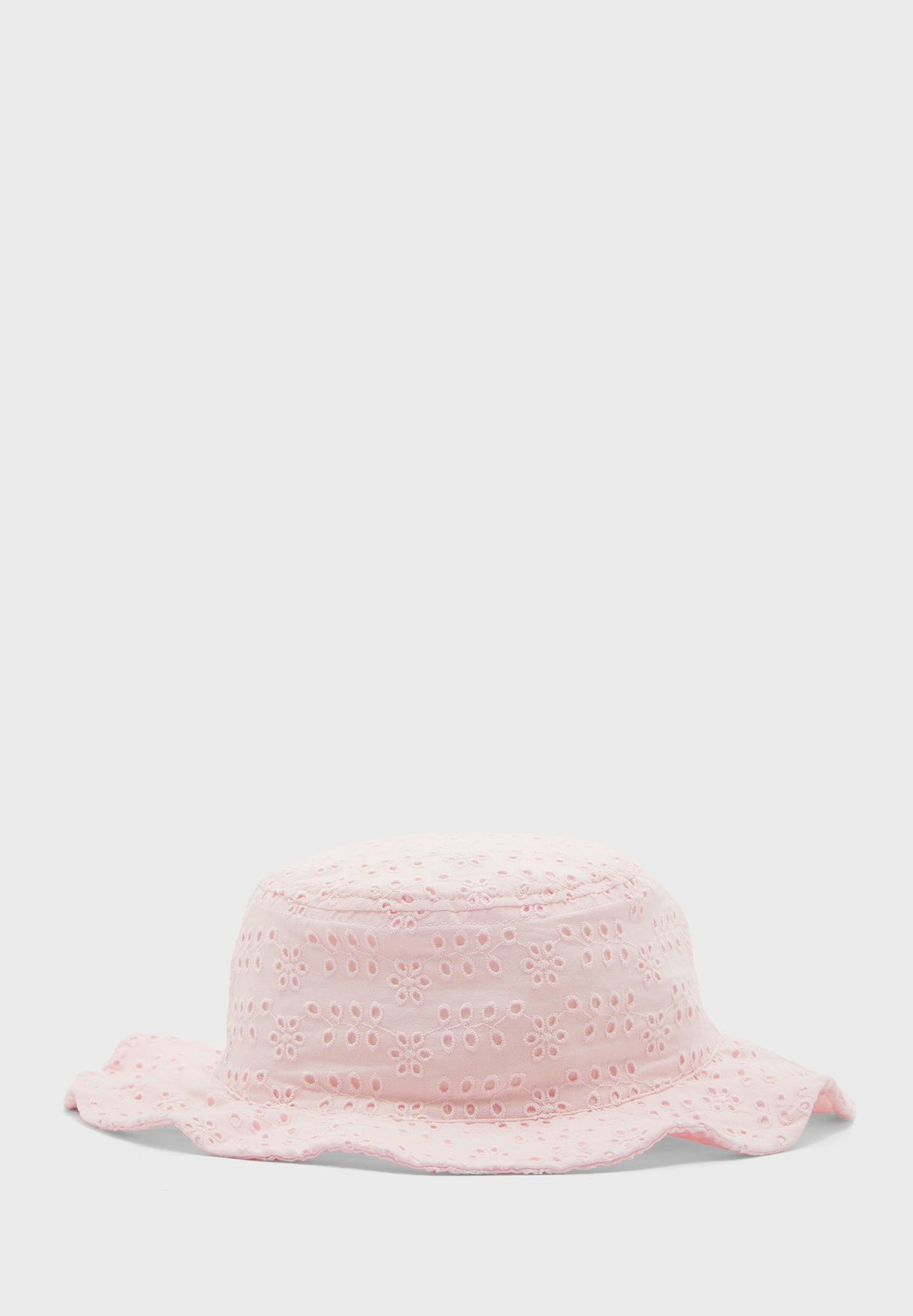 قبعة مزينة بثقوب 