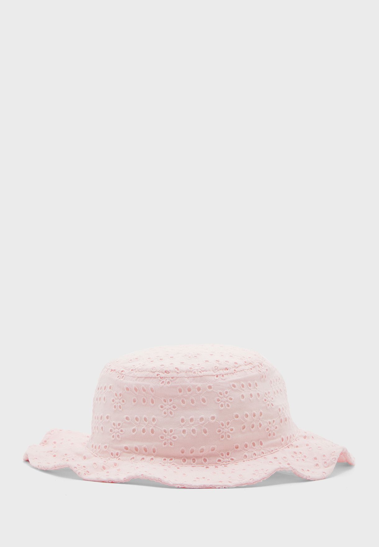 قبعة مزينة بثقوب 