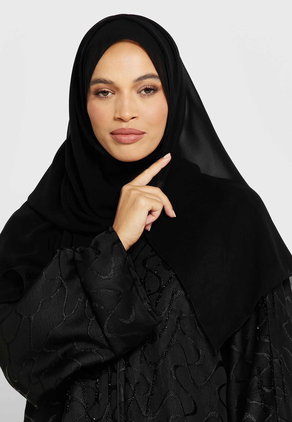عباية مزينة بأحجار لامعة وأكمام منفوشة