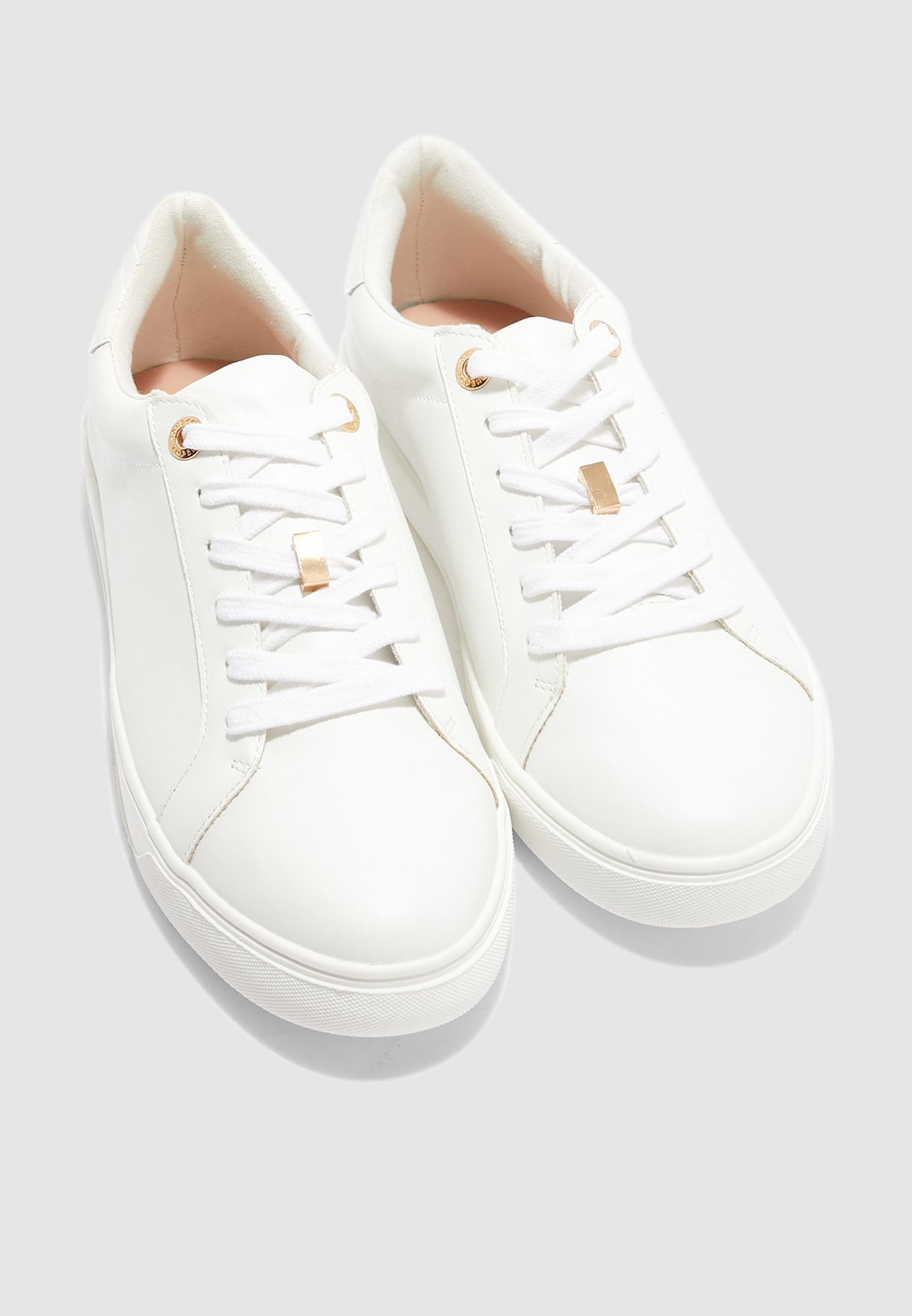white sneakers lace up