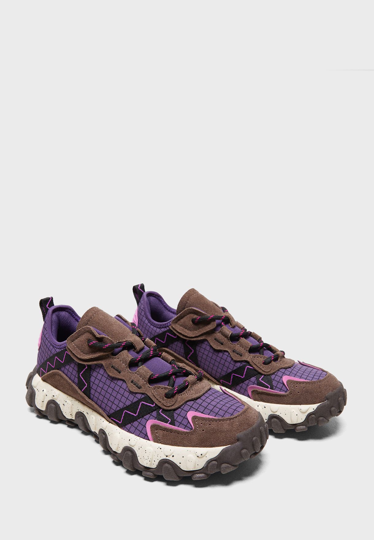 Burgos Low Top Sneakers