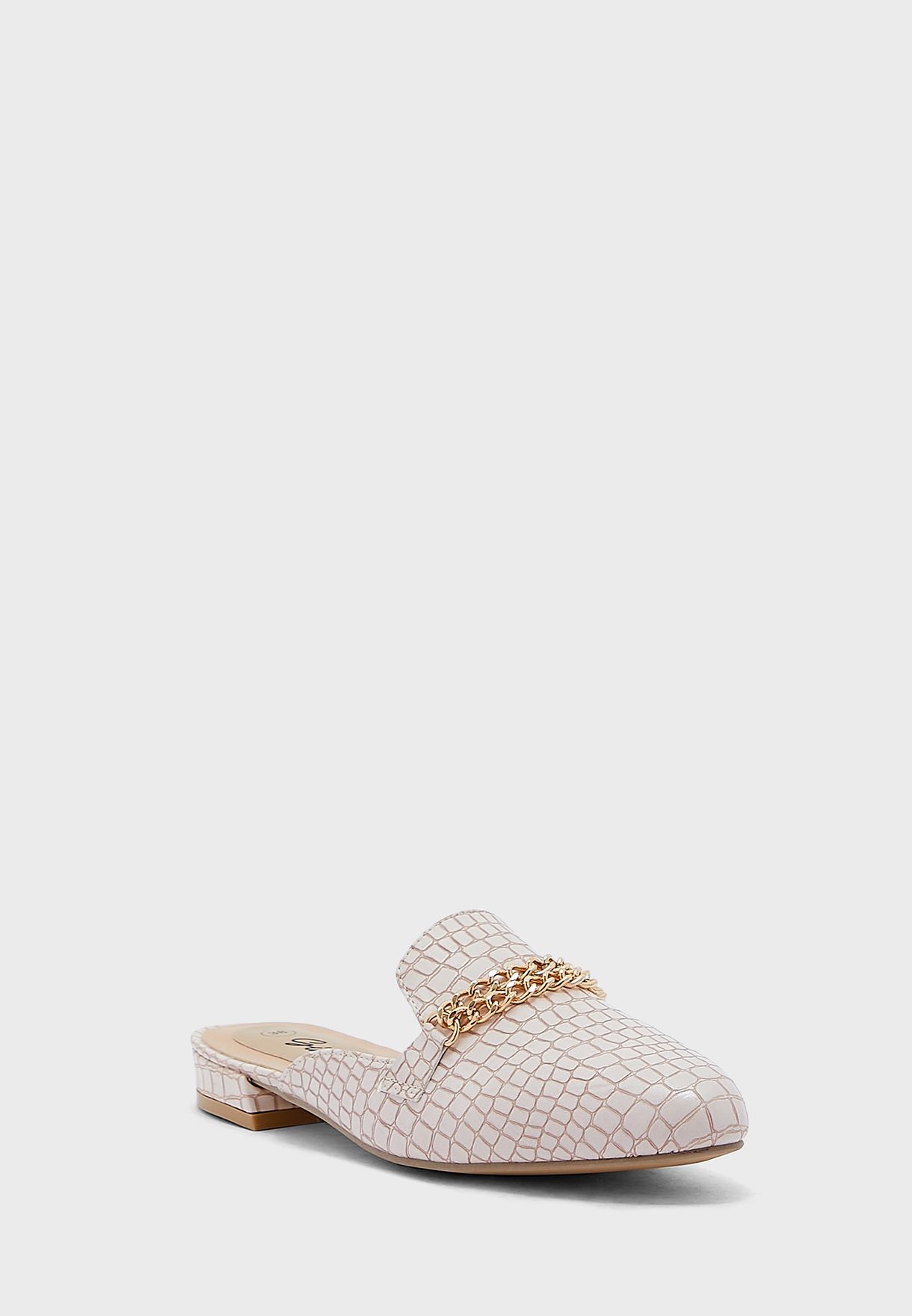 حذاء فلات جلد تمساح مزين بسلسلة