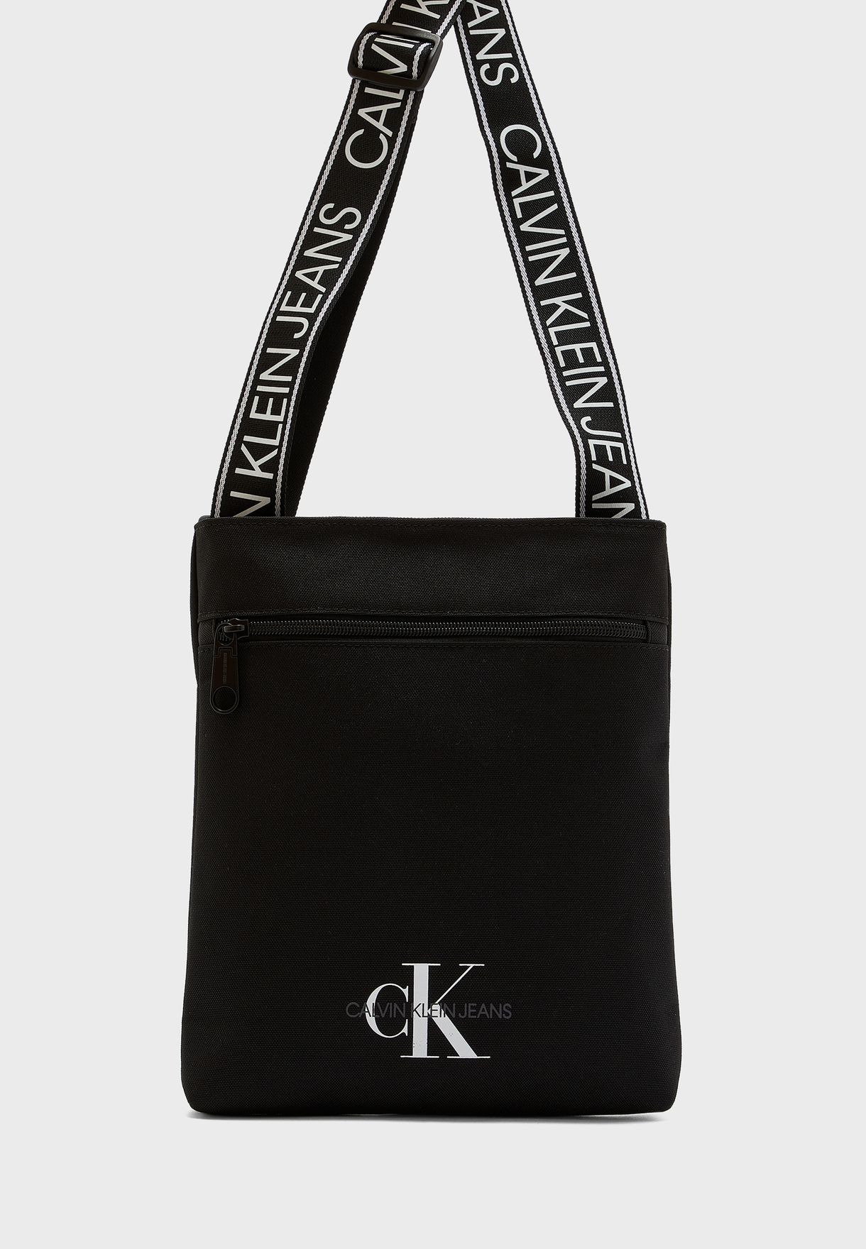 rammelaar Riet gebouw Buy Calvin Klein Jeans black Flatpack Logo Messenger Bag for Men in MENA,  Worldwide