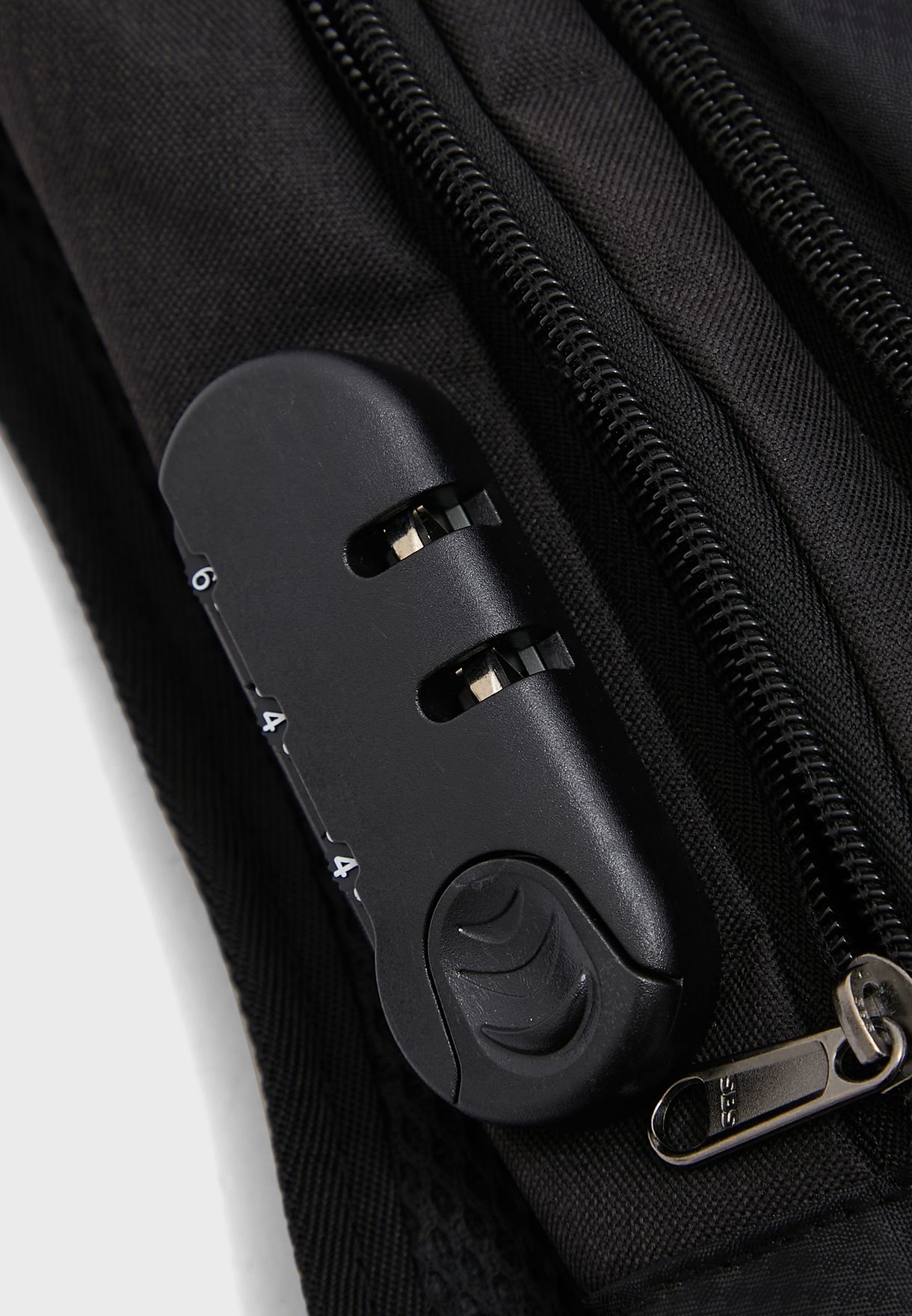 شنطة ظهر مع جيب لحفظ اللابتوب ومنفذ USB 