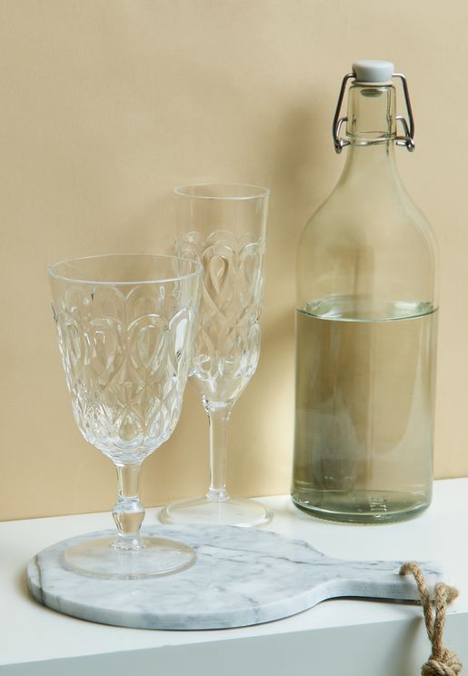 كأس زجاجي شفاف