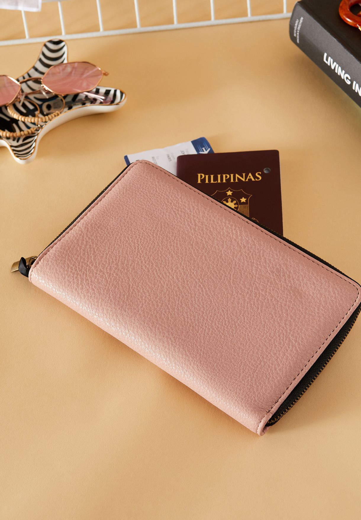 travel wallet typo