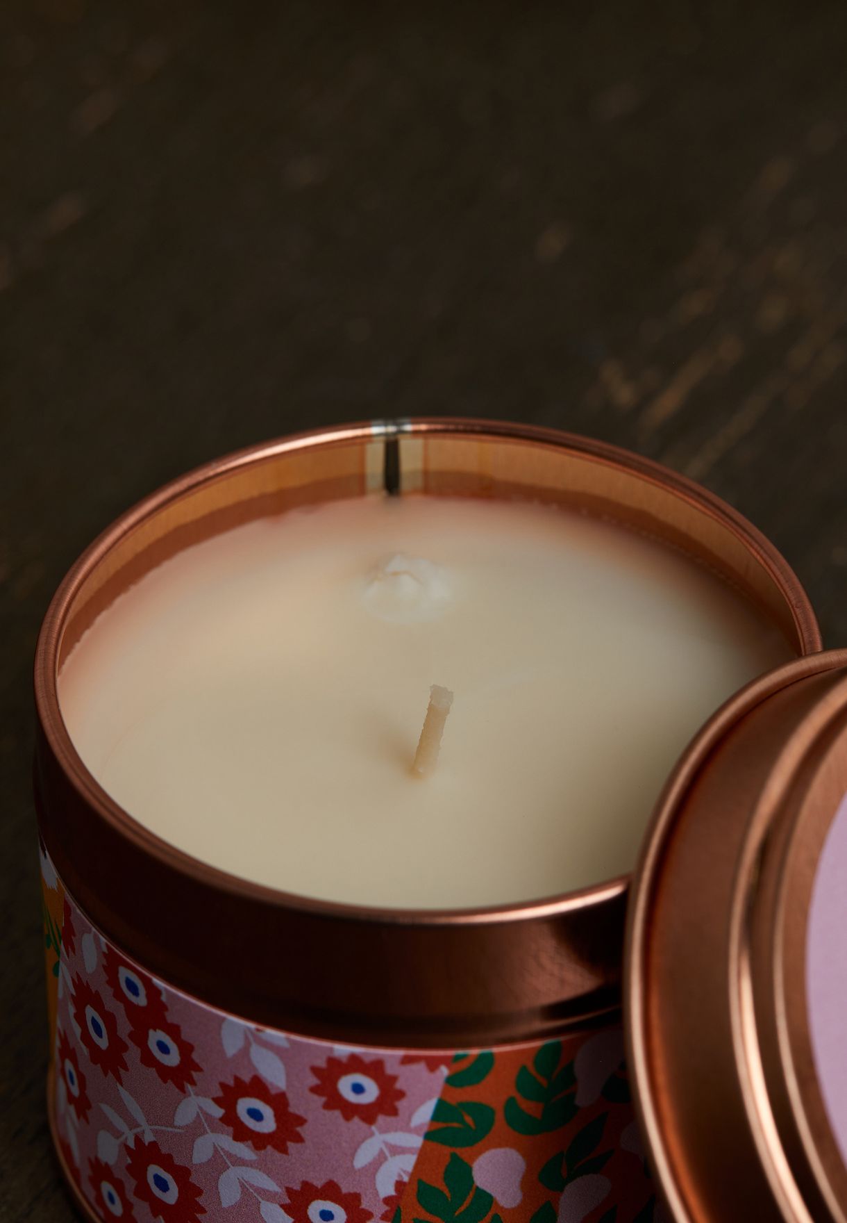 شمعة معطرة بطبعة حرف L