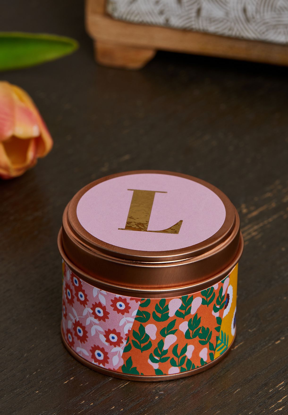 شمعة معطرة بطبعة حرف L