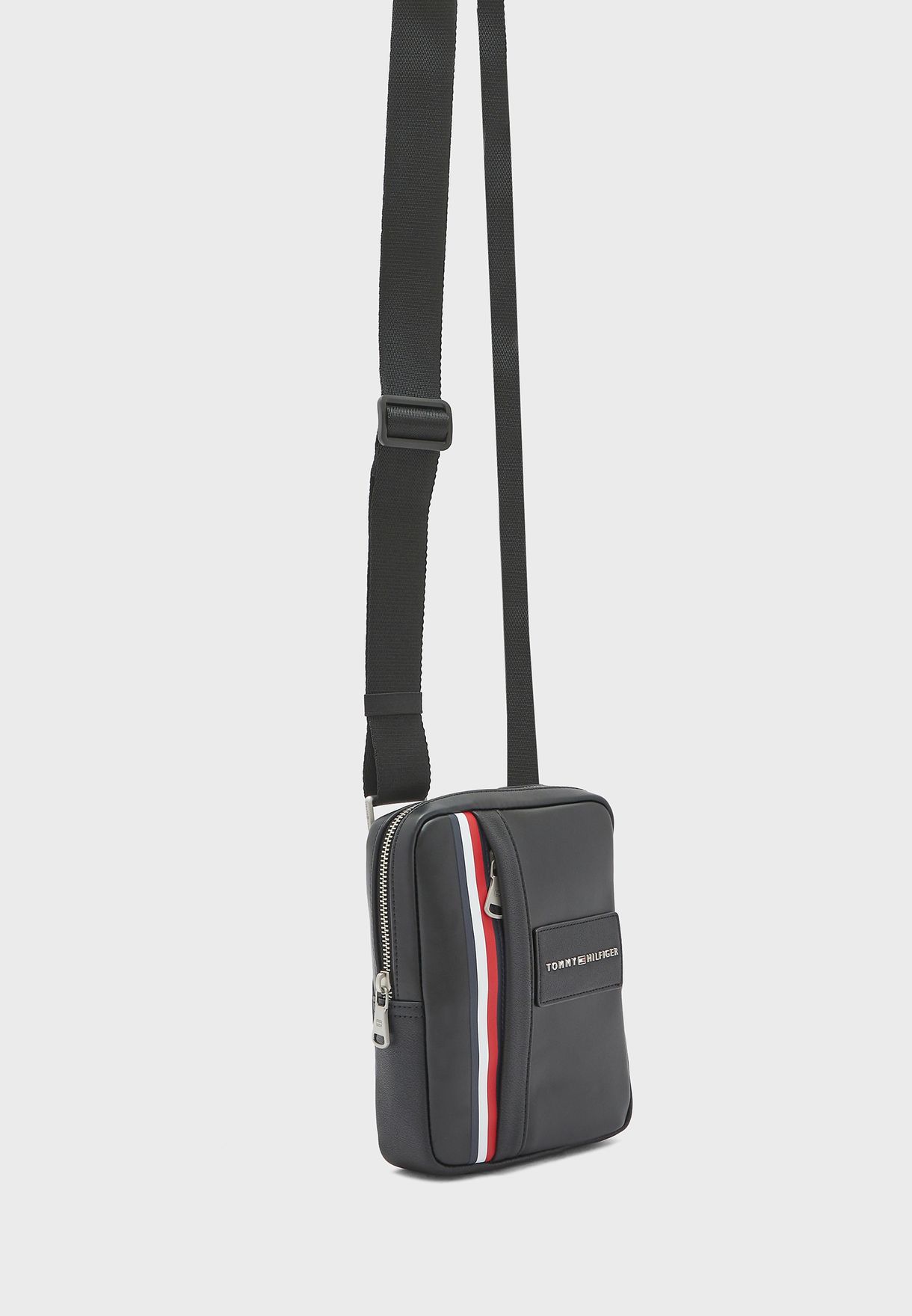 tommy hilfiger metropolitan messenger bag