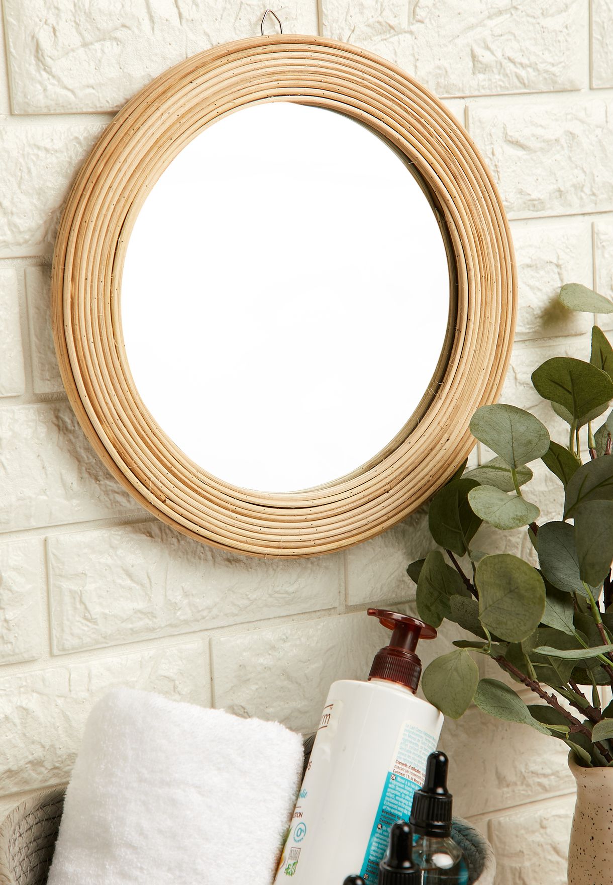 مرآة مستديرة مزينة بحبال خشبية