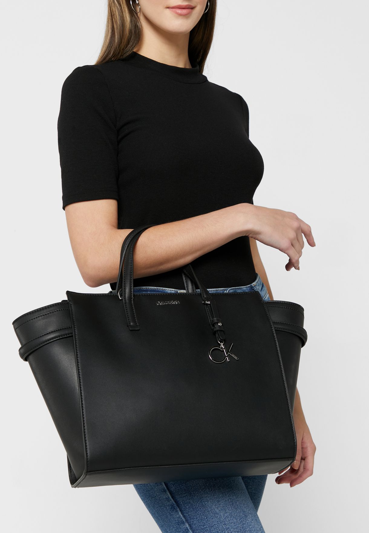 Buy Calvin Klein black Must Medium Tote Bag for Women in Riyadh, Jeddah