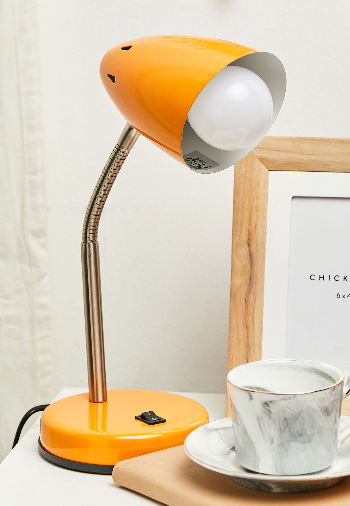 مصباح مكتبي بلون برتقالي