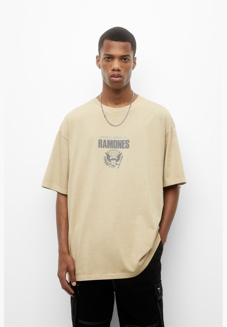 Pull Bear beige Garment dye Ramones T-shirt for Men in Abu Dhabi