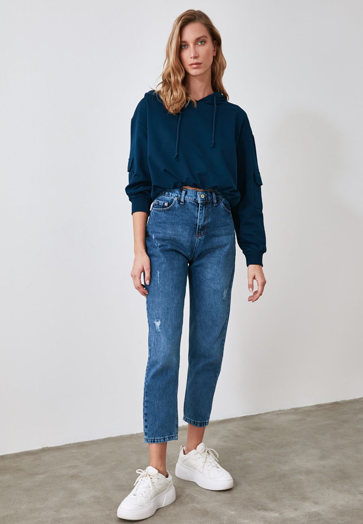 high waist mom jeans outfit