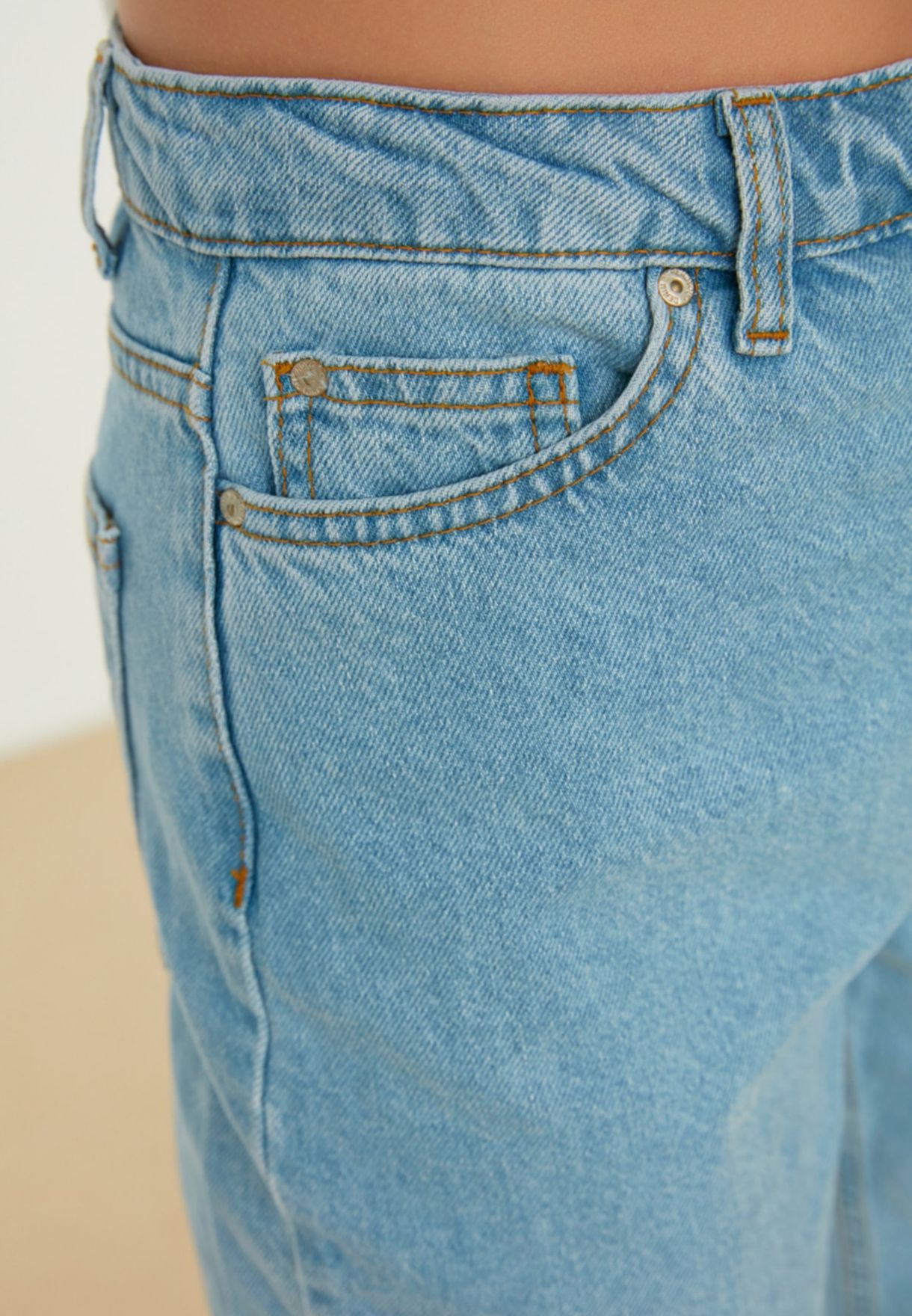 بنطال جينز بخصر عالي